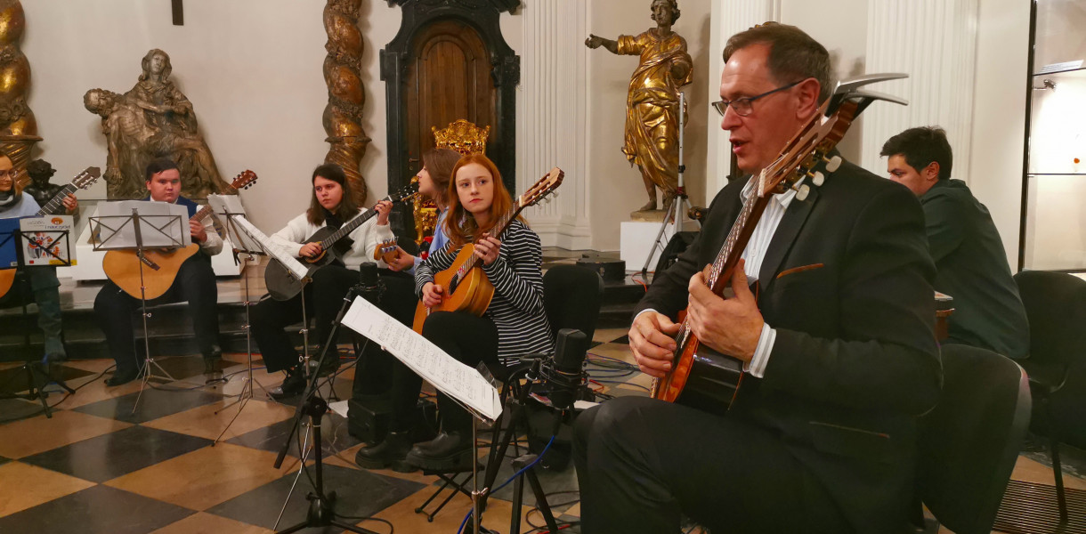 Orkiestrę Gitarową Łowicz założył i prowadzi Stefan Staszewski (z prawej). 