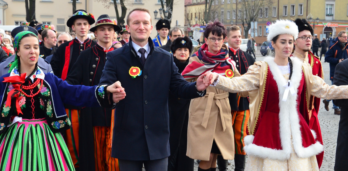 oloneza na Starym Rynku w Łowiczu maturzyści po raz ostatni tańczyli w styczniu 2020 roku. Fot. Archiwum NŁ
