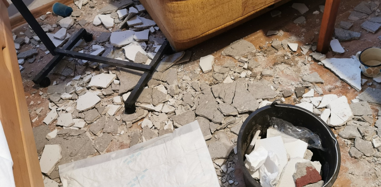 W pokoju, w którym leżała kobieta podłoga usłana jest pokruszonym tynkiem, który spadł z sufitu. fot. tb/NL