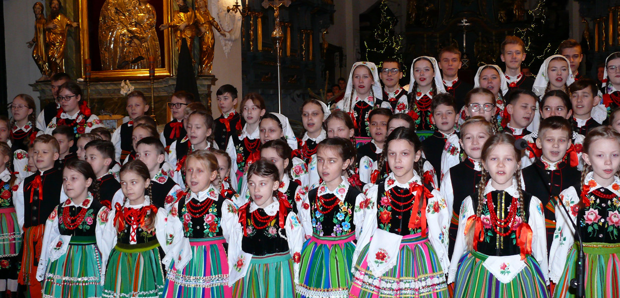Koderki i Kocierzewiacy stanęli w kilku rzędach, na schodkach przed ołtarzem. 