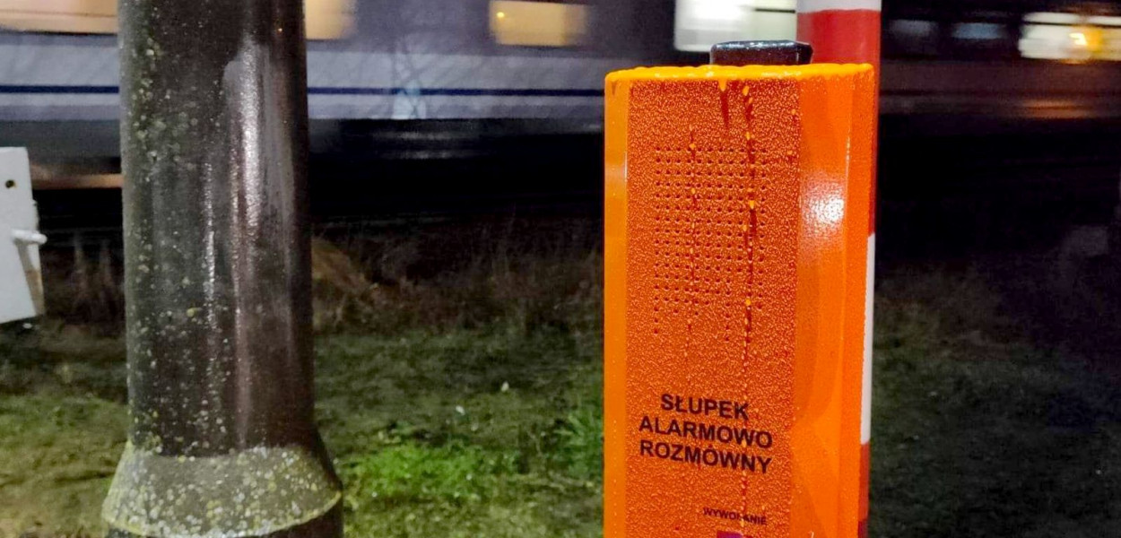 Słupek alarmowo-rozmówny na przejeździe kolejowym w ul. Chełmońskiego w Łowiczu. fot. tb/NL
