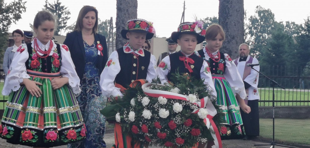 Delegacja szkoły w Kocierzewie składa kwiaty pod pomnikiem Poległym za Polskę 1939 r.
