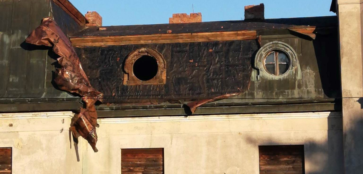 Na dachu pałacu w Bratoszewicach zostały już tylko resztki cennej blachy 