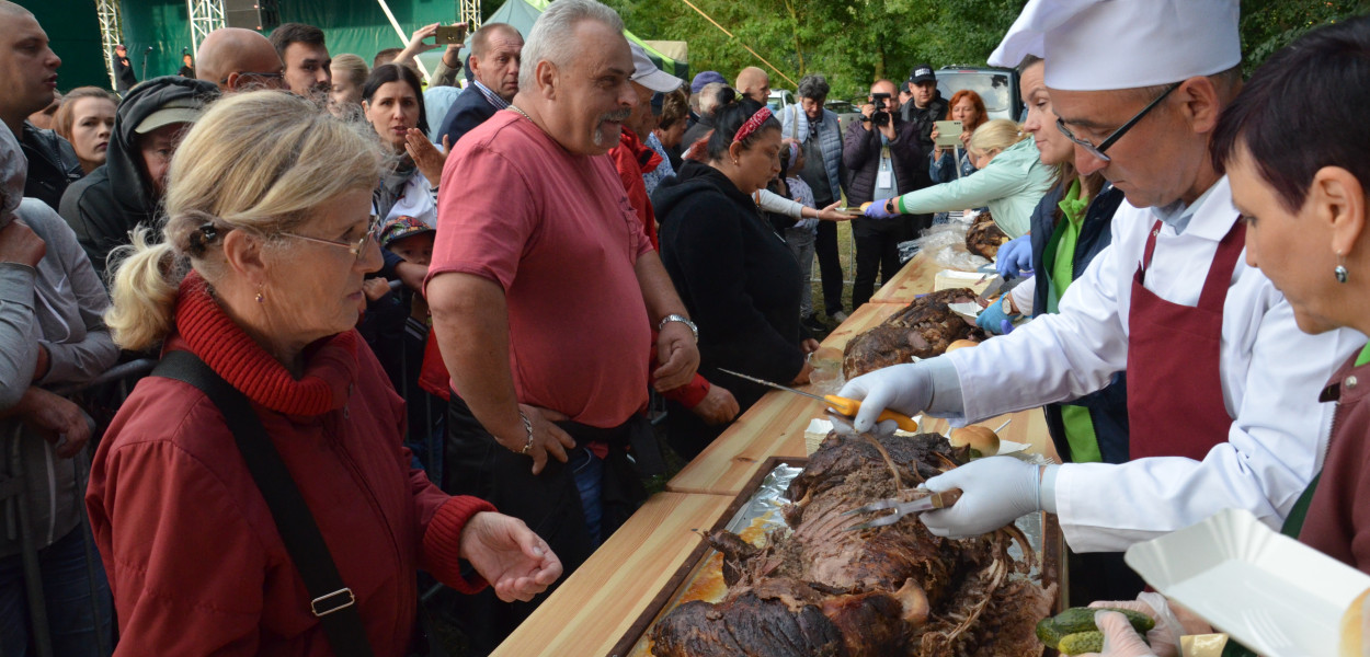 Największą imprezą w Kiernozi jest obchodzony w lipcu Dzień Kiernozkiego Dzika, w którym gwoździem programu jest degustacja pieczonych dzików. Fot. Archiwum NŁ/Mirosława Wolska-Kobierecka