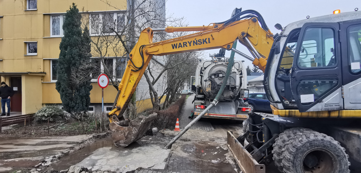 Niedziela 29 stycznia - pracownicy ZUK rozpcozynają naprawę uszkodzonego wodociągu przy bl. nr 5 na os. Starzyńskiego.
