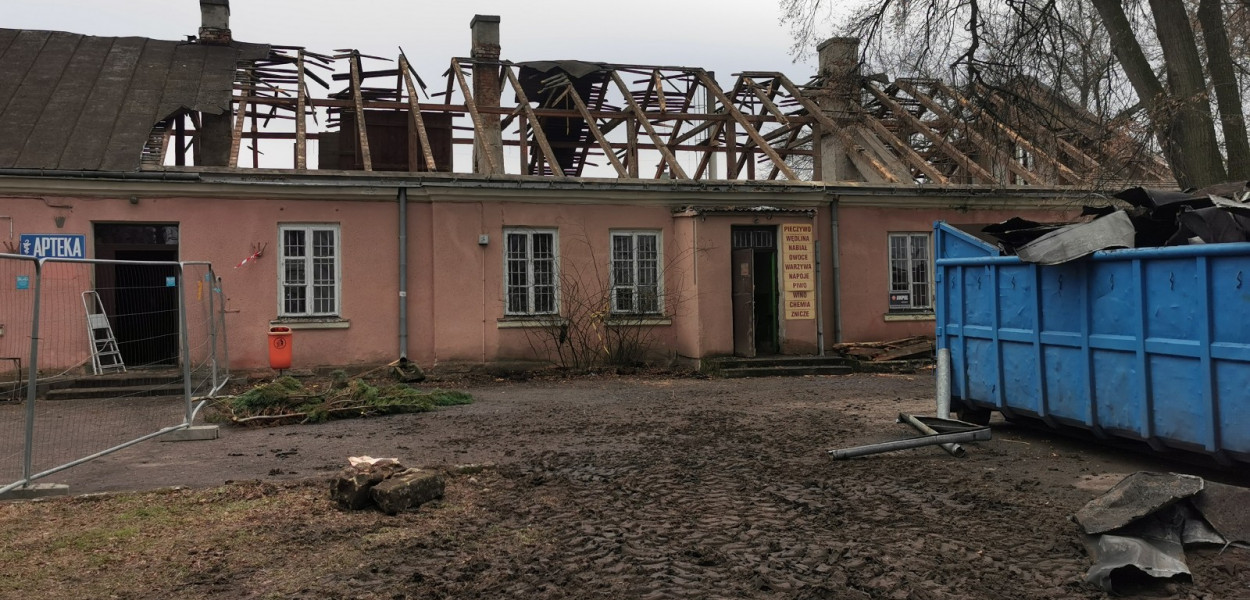 W zdunach trwają prace rozbiórkowe budynku "starej gminy". fot. tb/NL