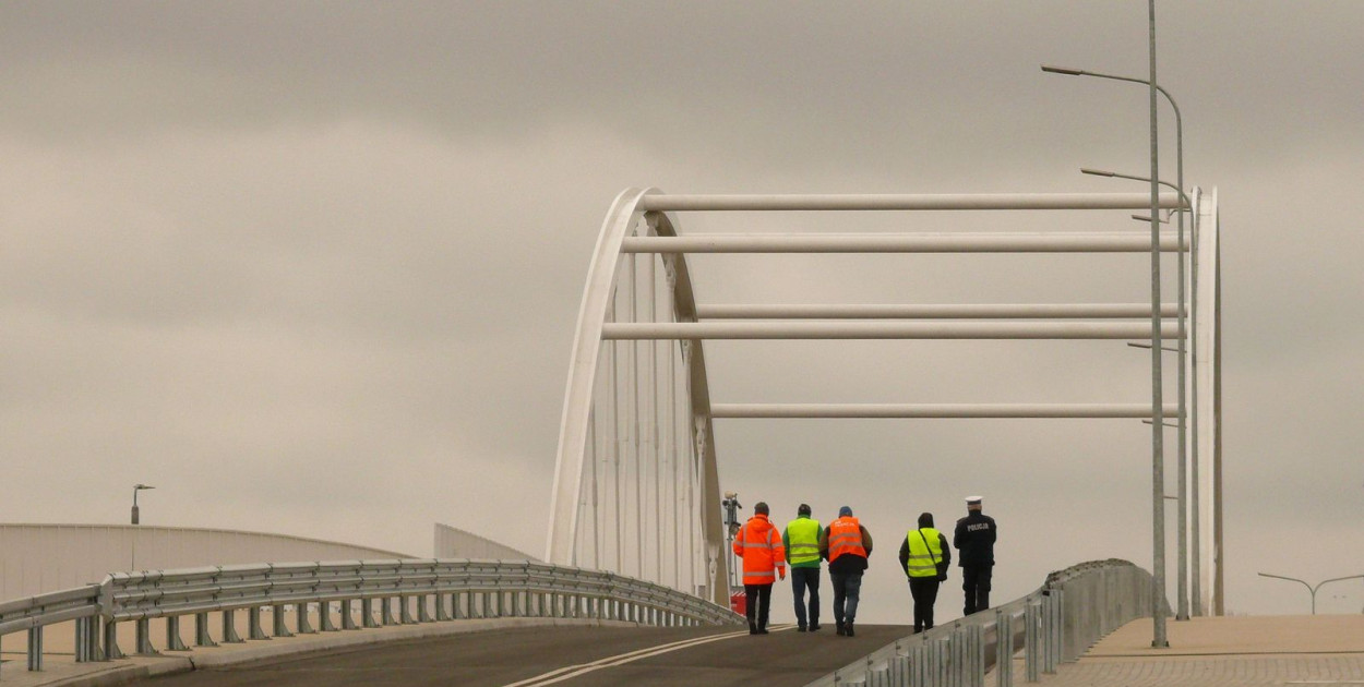 Dziś przeprowadzony został odbiór oznakowania drogowego wiaduktu z udziałem przedstawiciela policji.. tb/NL