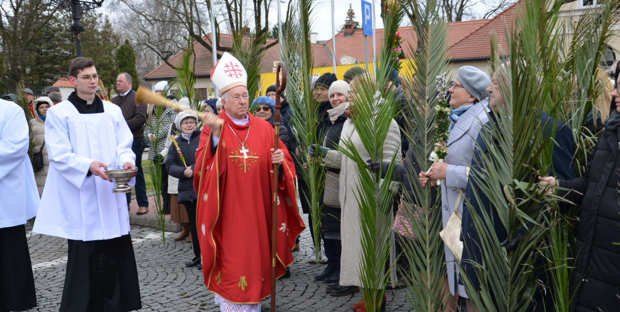 Biskup łowicki Andrzej Dziuba poświęcił palmy na Starym Rynku w Łowiczu.  