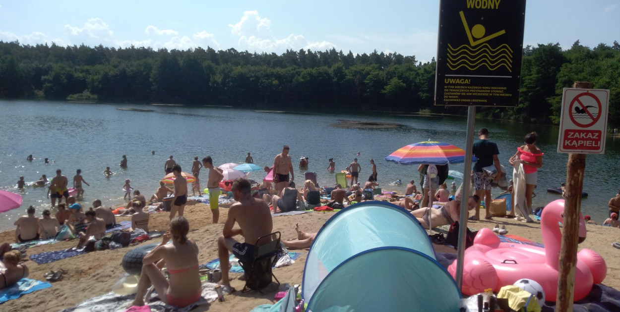 Otwartych wód mogących służyć rekreacji nie ma u nas wiele. Na zdjęciu dzikie kąpielisko pod Guźnią w upalny letni dzień.