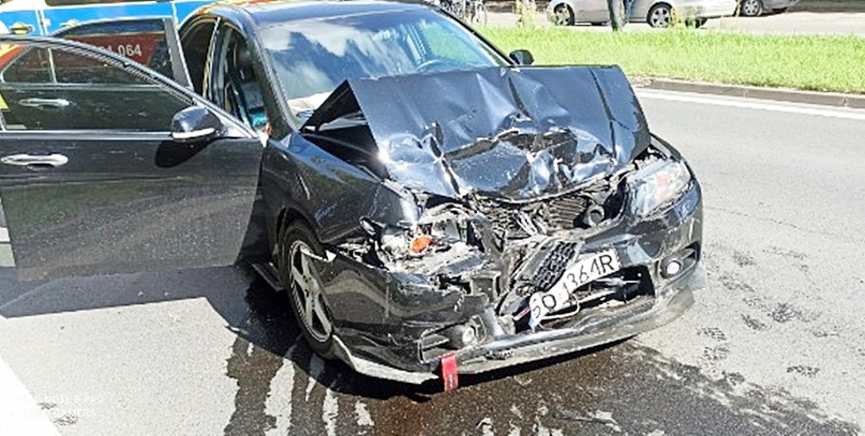Tak po wypadku wyglądała Honda Accord, którą podróżowała 5-osobowa rodzina. 
