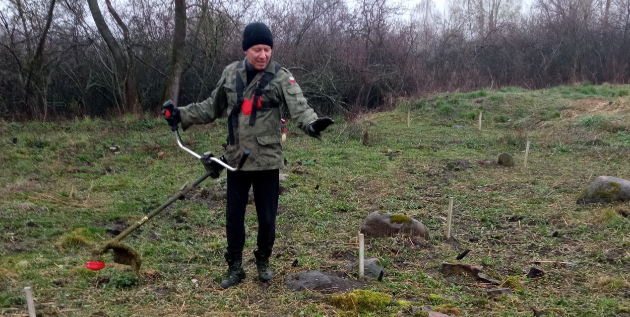 Zbigniew Skroński jest niestrudzonym społecznikiem, który organizuje sprzątanie cmentarza żydowskiego w Bolimowie. 