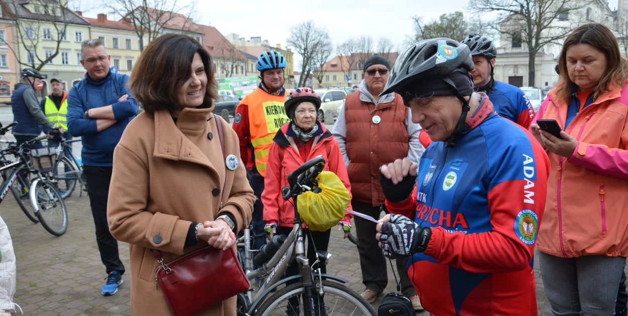 Wnuczka Teodora Goździkiewicza, Dorota Bosnovič i Adam Szymański z KTK Szprycha - pomysłodawca wycieczki. 