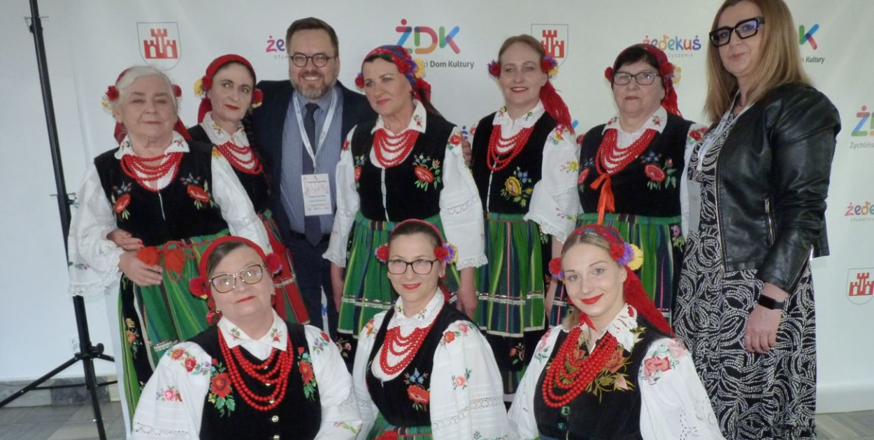 Śleszynkanki po występie z burmistrzem Żychlina Grzegorzem Ambroziakiem i dyrektor ŻDK Magdaleną Rzeźnicką