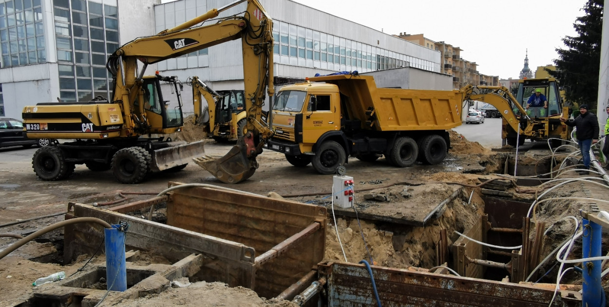 Naprawa kolektora sanitarnego w ul. Bonifraterskiej w Łowiczu. fot. tb/NŁ