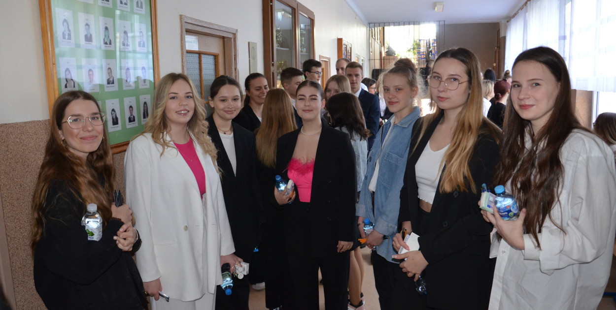 Maturzyści przed wejściem do sali gimnastycznej, w której mieli pisać egzamin z języka polskiego.  
