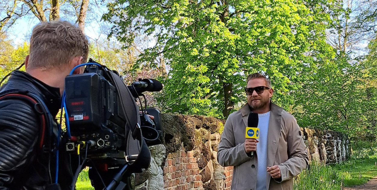 Bartek Jędrzejak zapowiada pogodę w Ogrodzie Romantycznym w Arkadii. fot. Muzeum Nieborów