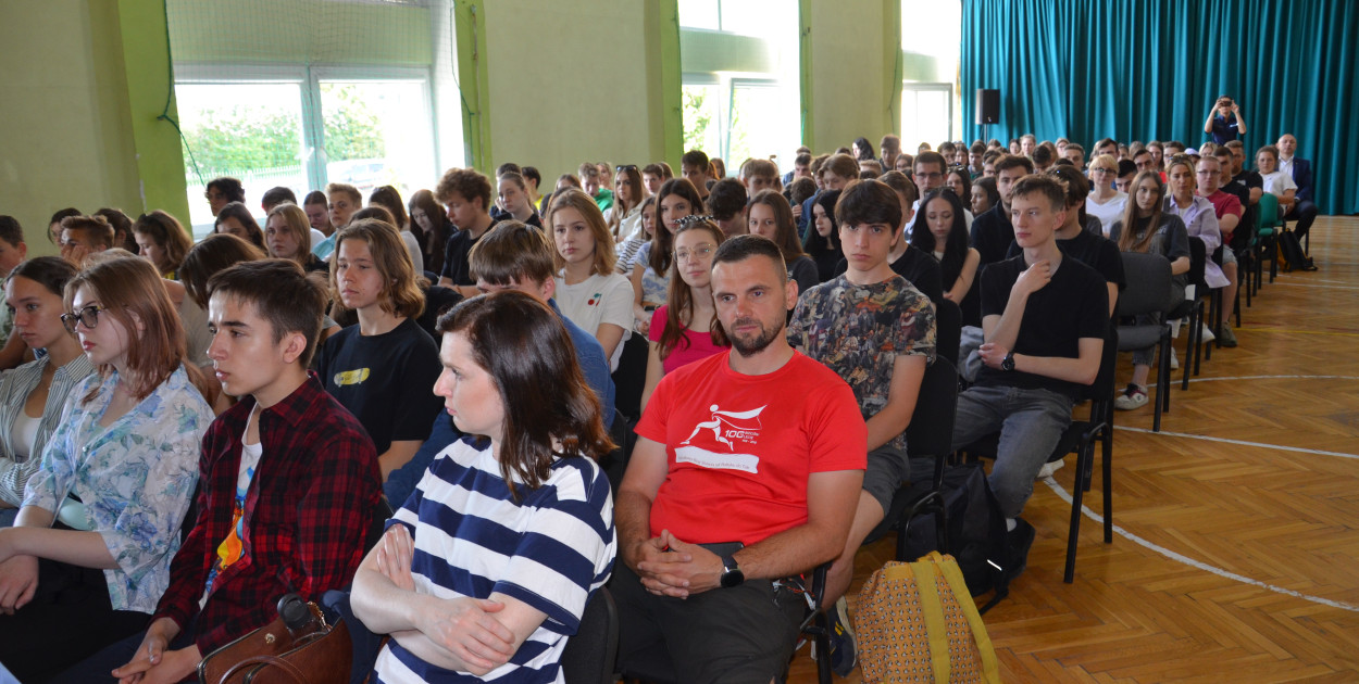 W konferencji udział bierze młodzież ze wszystkich szkół średnich z powiatu łowickiego. 