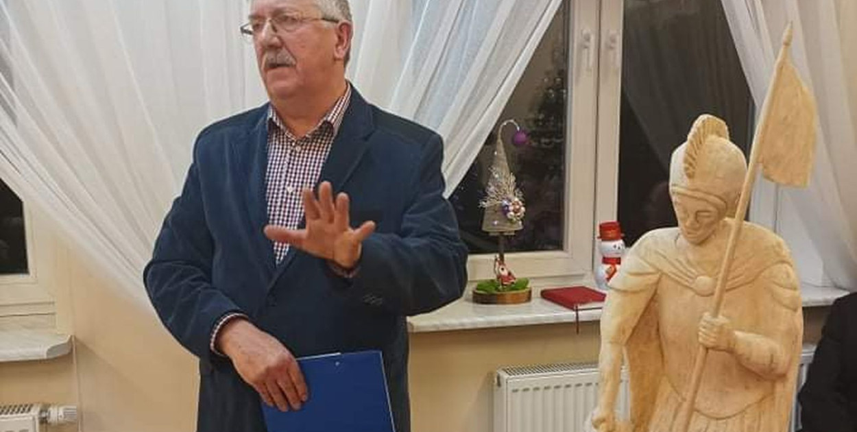 Bolesław Kowalski na zebraniu OSP Bobrowniki - w ubiegłym roku zaprezentował na nim figurę św. Floriana którą tworzył dla jednostki. fot. tb/NL
