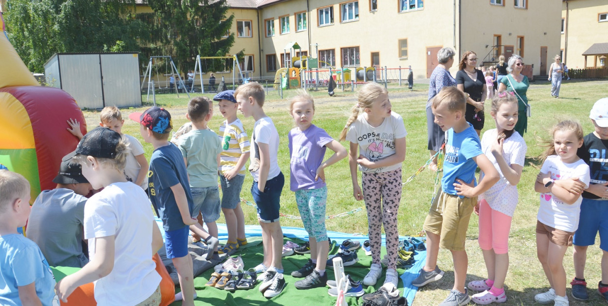 Młodsze dzieci z wielką chęcią bawiły się na dmuchańcach na szkolnym boisku. 