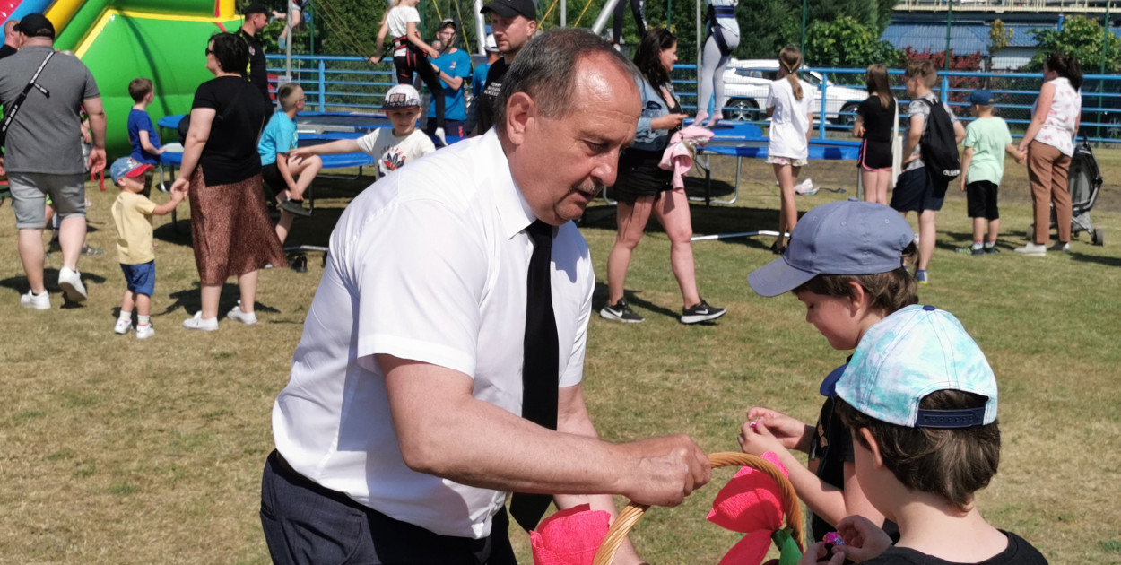 Wojt6Adam Ruta częstował dzieci cukierkami.