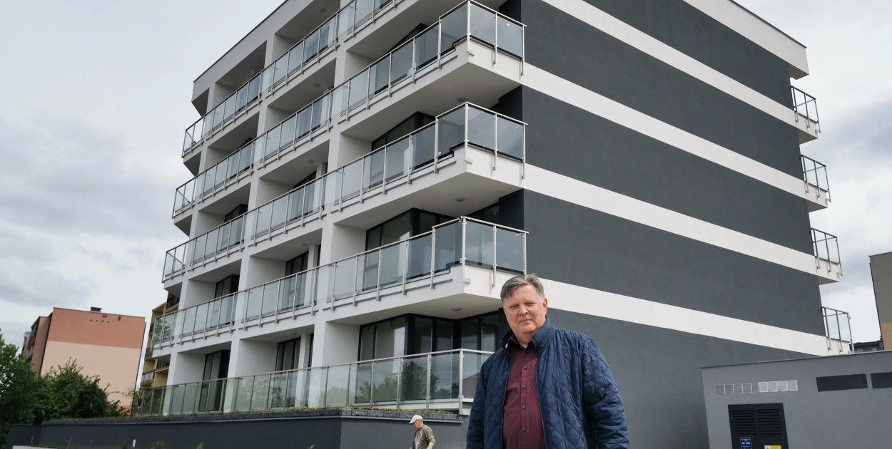 Dariusz Karski przed apartamentowcem na ul. Bursztynowej w Łowiczu.