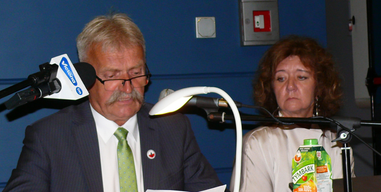 Burmistrz Łowicza Krzysztof Kaliński i sekretarz miasta Agnieszka Sznicer podczas sesji Rady Miejskiej 22 czerwca 2023 roku. 