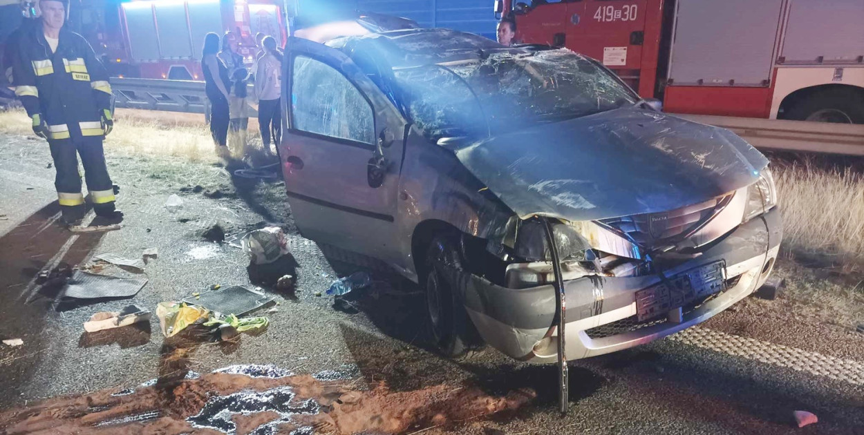 Wypadek samochodu Dacia Logan na autostradzie A2. Fot. OSP Dmosin