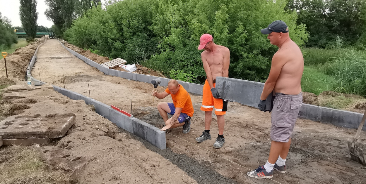Budowa ścieżki rowerowej na wale pomiędzy ul. Warszawską a ul. Mostową w Łowiczu. fot. tb/NL