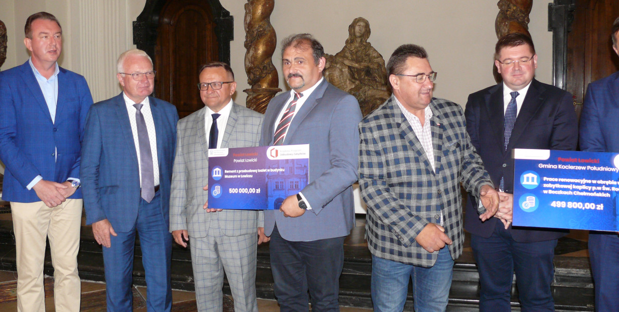 Wręczenie promes na ratowanie zabytków w muzeum w Łowiczu. 