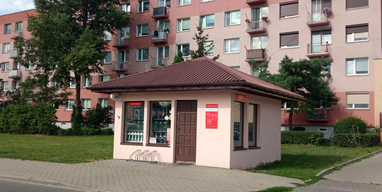 Agencja Poczty Polskiej na os. Bratkowice mieści się w wolno stojącym pawilonie, który stoi na gruncie Łowickiej Spółdzielni Mieszkaniowej. 