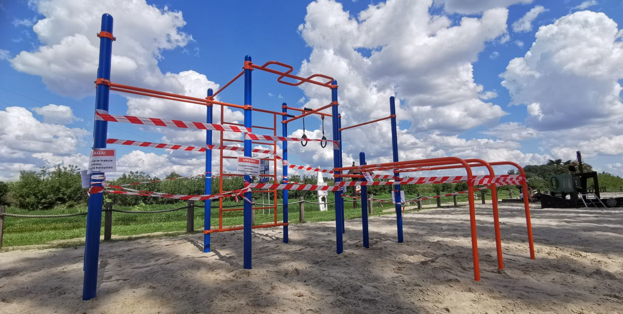 Instalacja street workout na plaży nad Bzurą. fot. tb/NL
