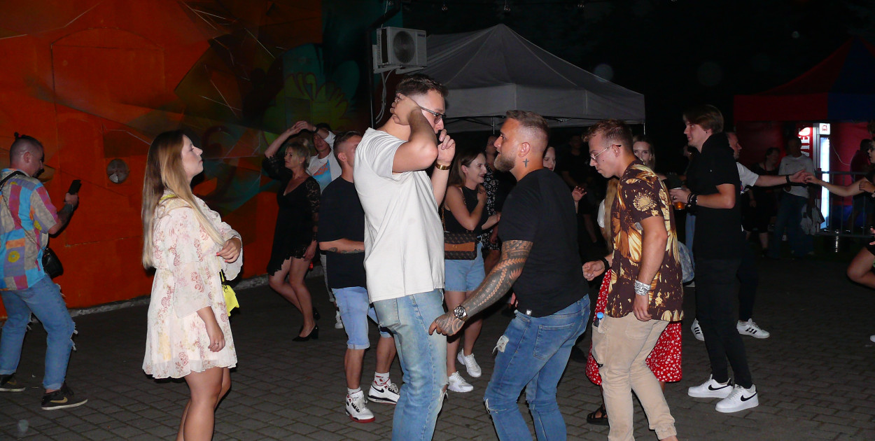 Latino party na dziedzińcu ŁOK. 