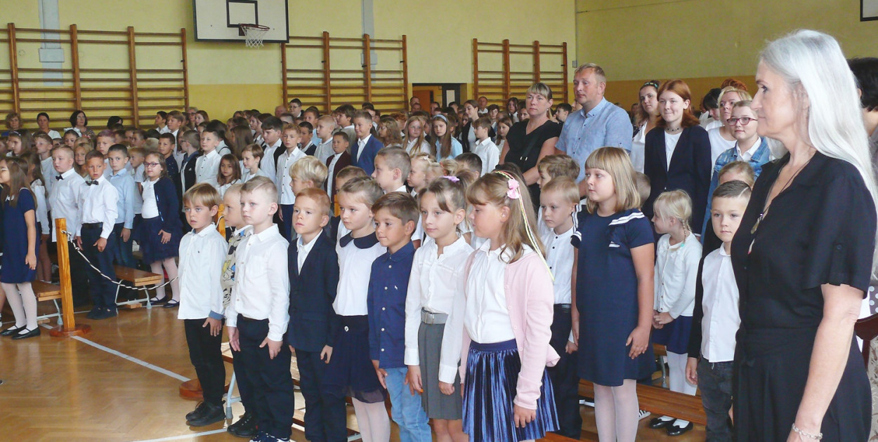 Uczniowie klas I Szkoły Podstawowej nr 3 w Łowiczu zostali powitani w szkole brawami. 