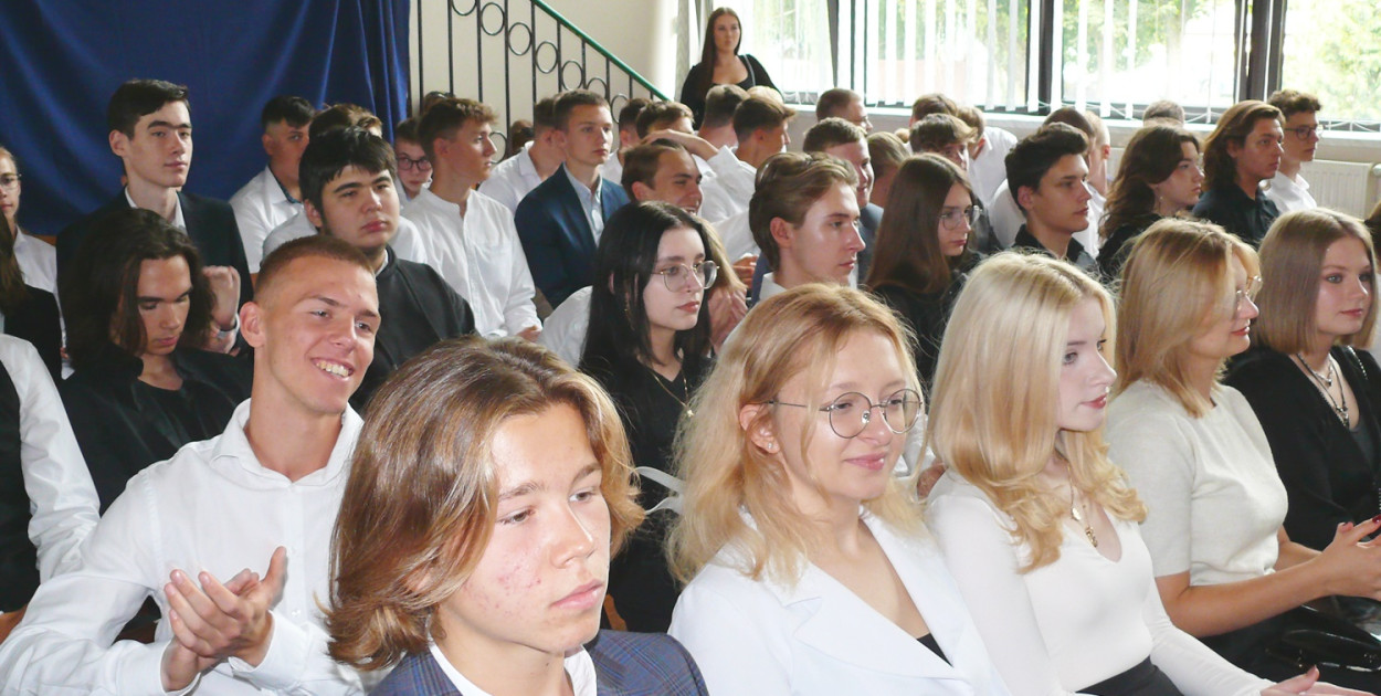 Inauguracja roku szkolnego w II LO w Łowiczu została podzielona na dwie tury. 