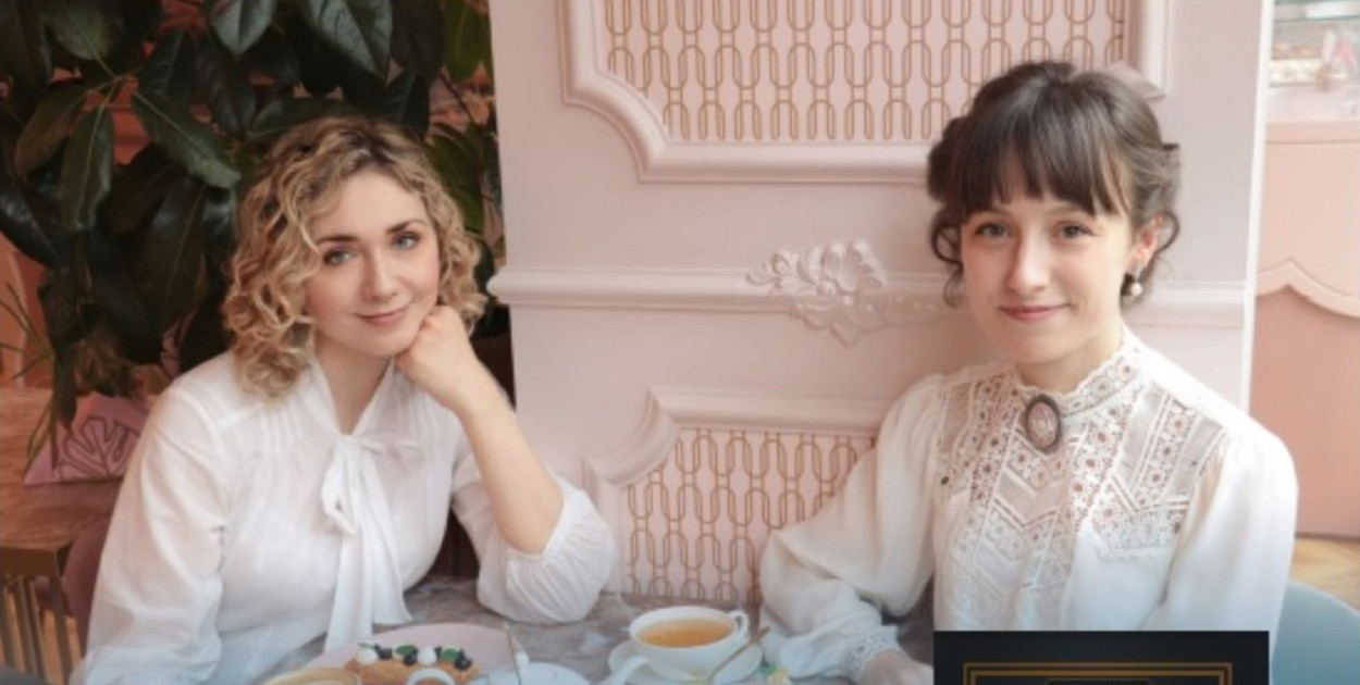 Joanna Truchel (z lewej) i Justyna Andrulewicz  w strojach z epoki. fot. archiwum prywatne
