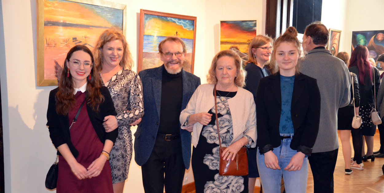 Jerzy Dołhań z najbliższymi podczas wernisażu wystawy w Muzeum w Łowiczu w 2019 roku. Fot. Archiwum NŁ