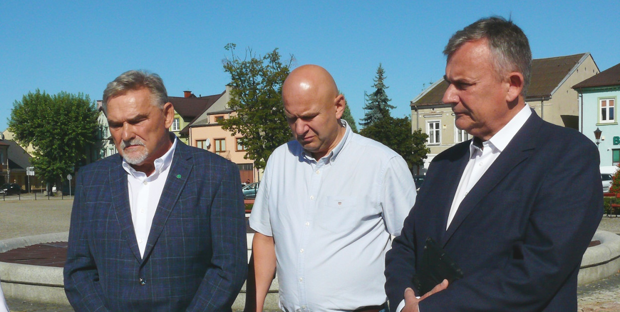 Tadeusz Gajda (po lewej) i Paweł Bejda (po prawej) w czasie konferncji prasowej 15 września br. na Nowym Rynku. Pomiędzy nimi radny powiatowy Michał Śliwiński. 