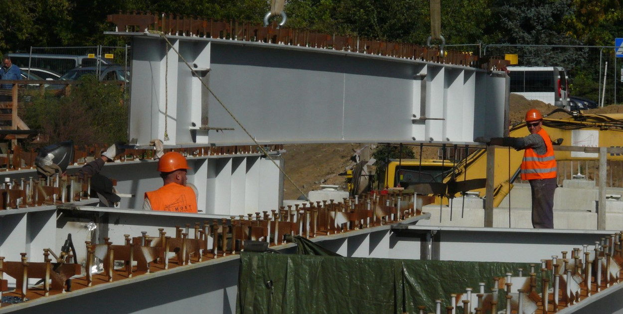 Montaż jednej ze stalowych belek nośnych mostu na Bzurze. fot. tb/NŁ