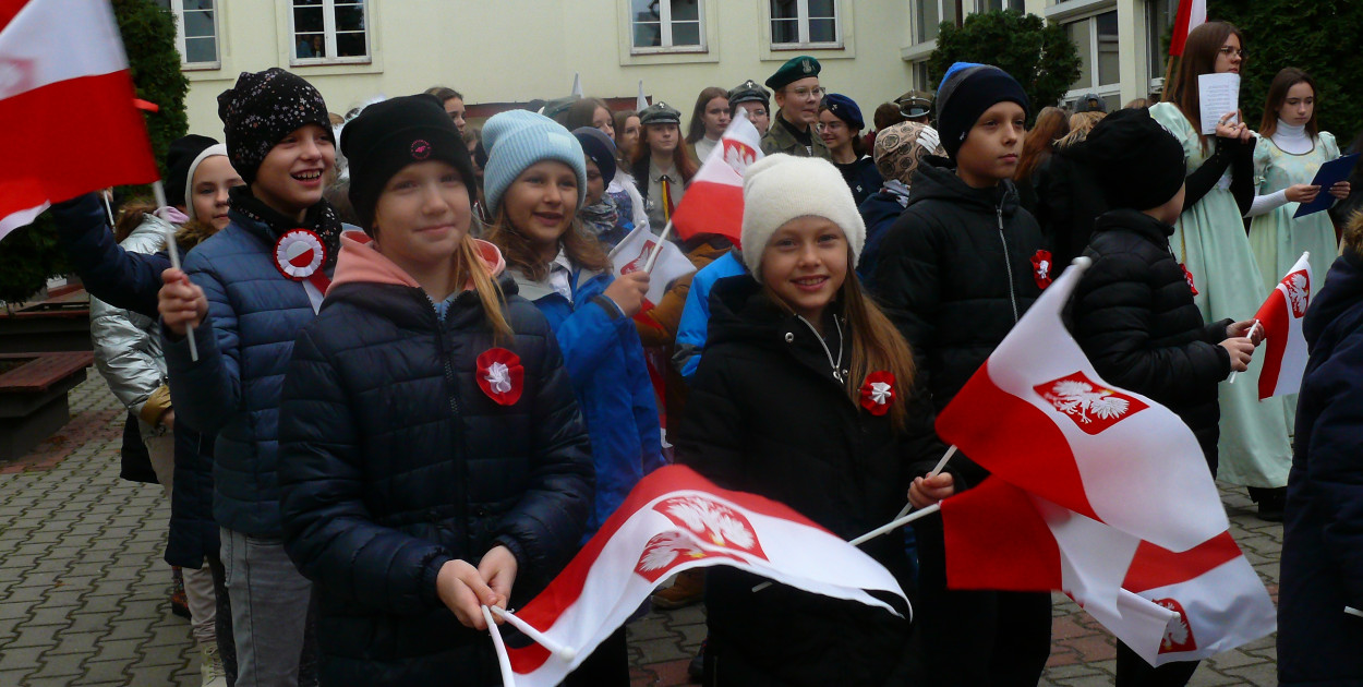 Uczniowie szkoly pijarskiej na chwię przed przemarszem. 