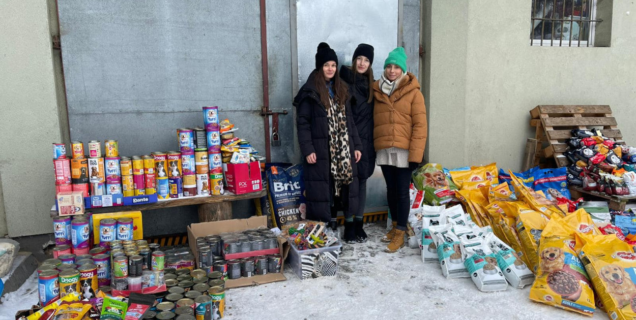 Wolontariuszki Adrianna Pikulska, Natalia Dzik i Patrycja Sosnowska. Finał zbiórki w 2022 roku. fot. zbiory prywatne 