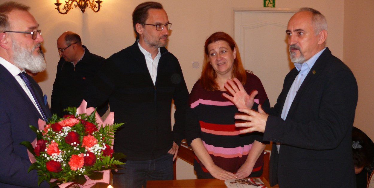 Zdzisław Kryściak (po prawej) z panią Aleksandrą i panem Piotrem - wnuczętami Stefana Cieślaka, obok starosta łowicki Marcin Kosiorek.