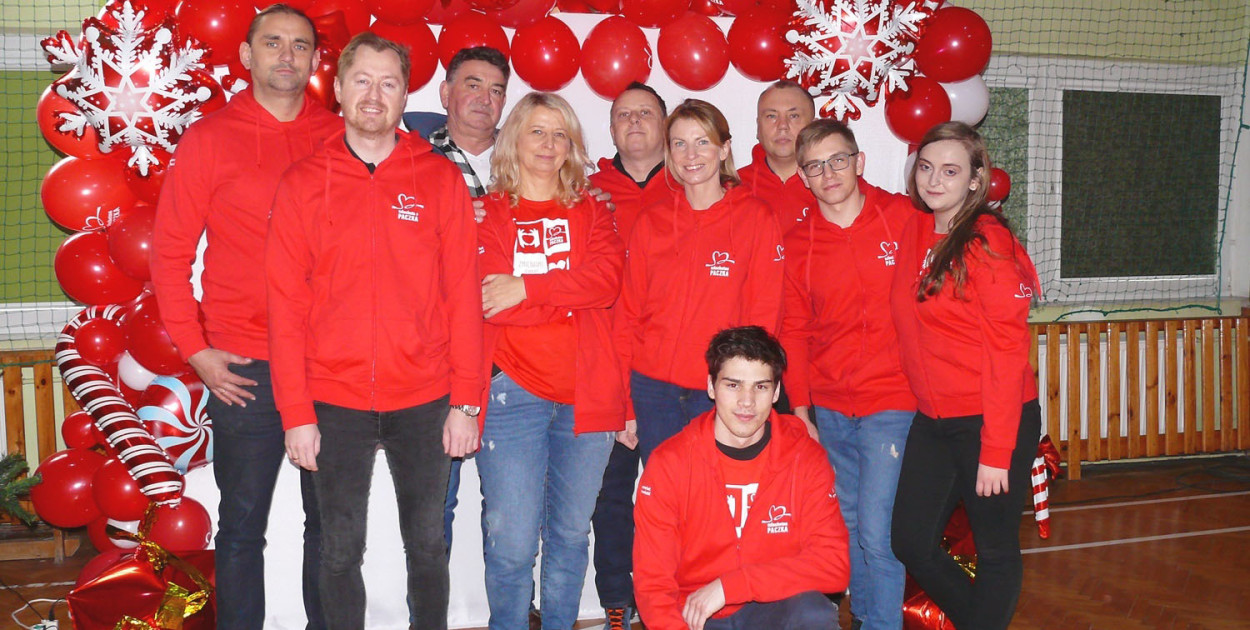 W tym roku w rejonie obejmującym powiat łowicki pracowało 18 wolontariuszy. Odwiedzili ponad 80 rodzin, do pomocy zakwalifikowali 64. Pierwsza z prawej liderka Sylwia Plichta.