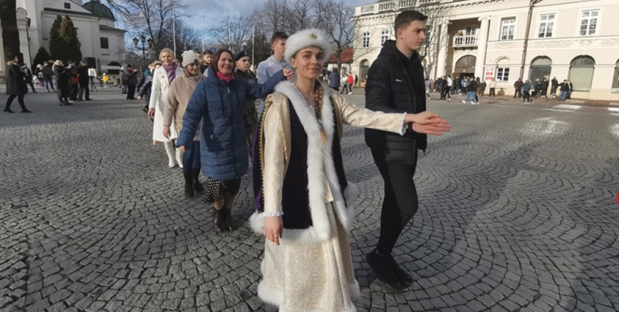A tak wyglądał polonez na Starym Rynku w Łowiczu zatańczony 5 stycznia 2023 roku. 