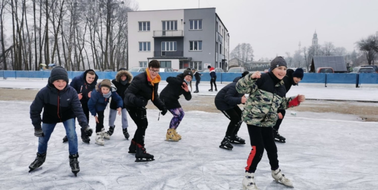 Lodowisko w Domaniewicach służyć będzie uczniom miejscowej Szkoły Podstawowej, ale też wszystkim, którzy chcą pojeżdzić na łyżwach. Fot. Archiwum NŁ
