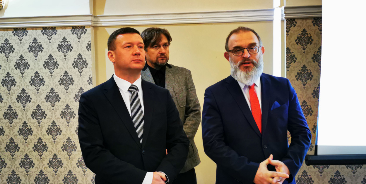 Członkowie łowickiego PiS-u jadą do Warszawy protestować, na zdjęciu Michał Trzoska, Grzegorz Durka i Marcin Kosiorek.  