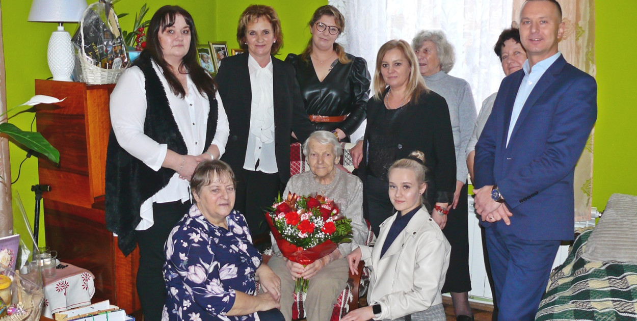 Eugenia Łysio na honorowym miejscu, w otoczeniu rodziny i gości, którzy przyszli złożyć jej życzenia. 