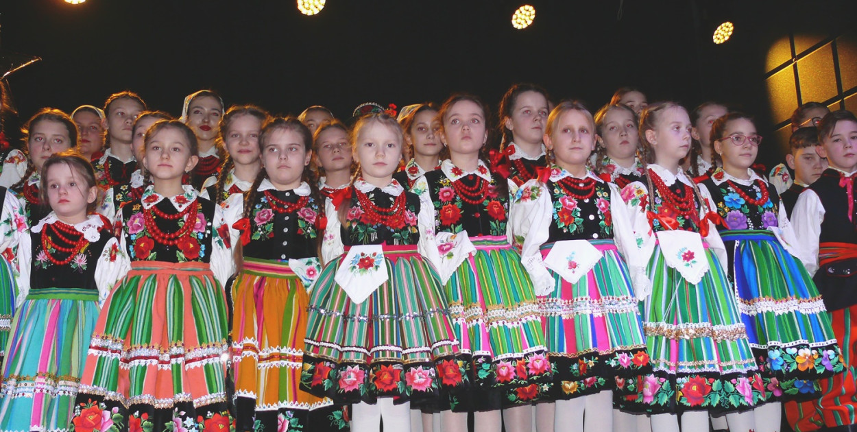 Koderki na scenie Łowickiego Ośrodka Kultury.