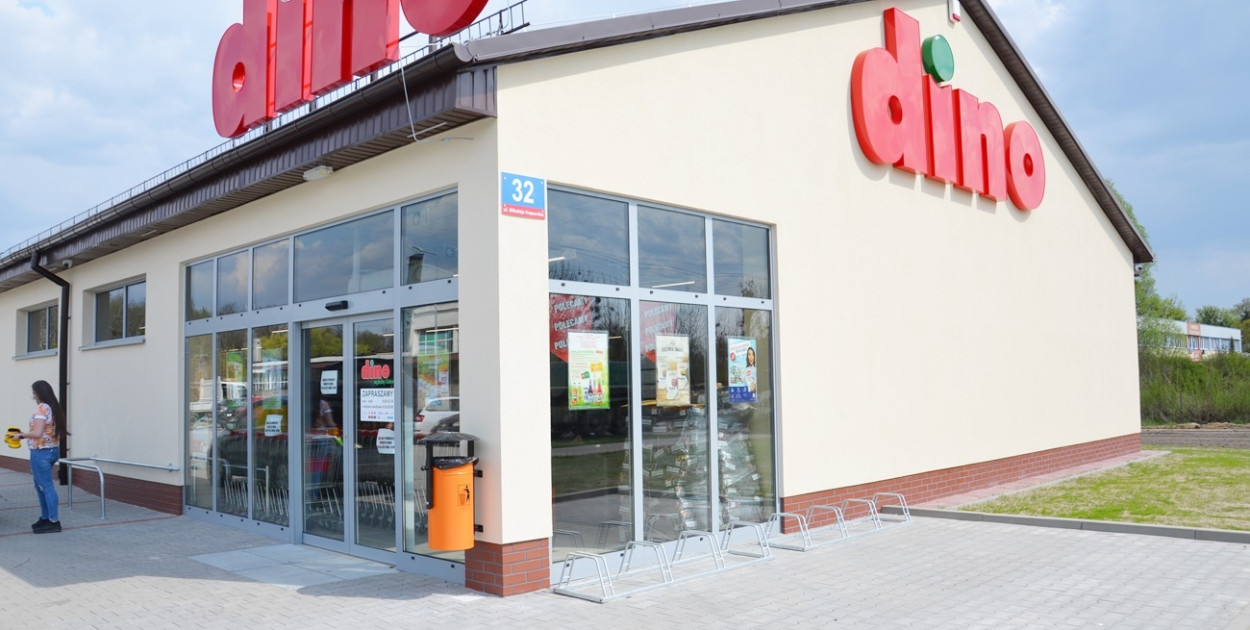 W kwietniu 2023 roku w Głownie otwarty został pierwszy sklep sieci Dino.  