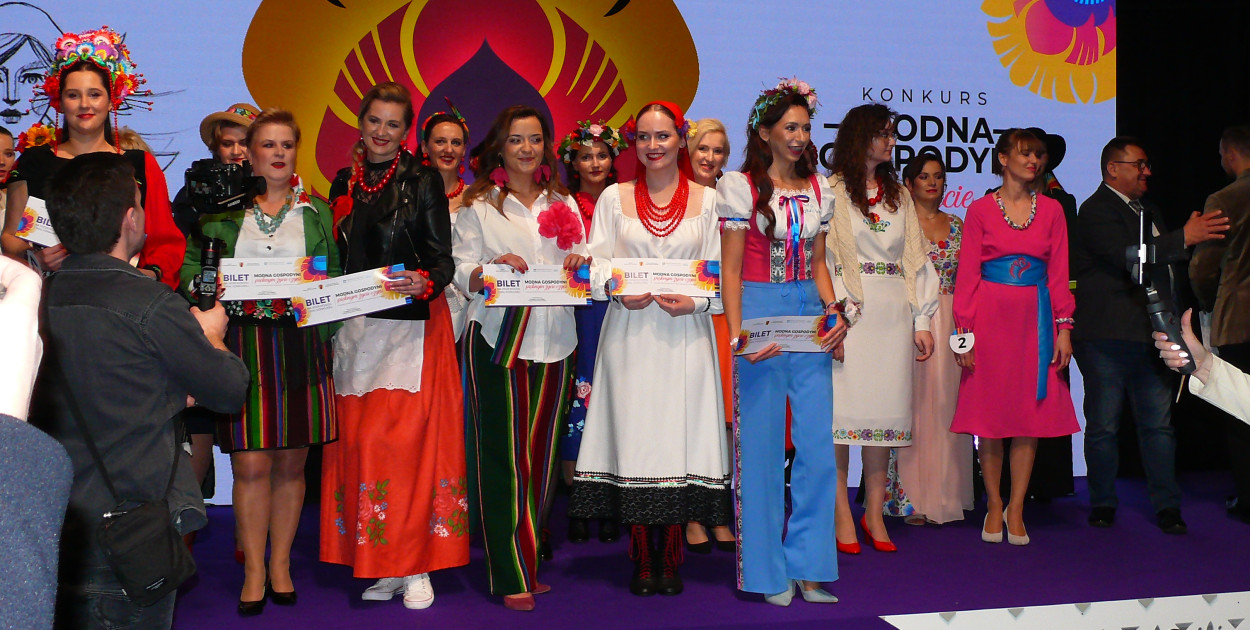 Na pierwszym planie finalistki eliminacji konkursu Piękna gospodyni pięknym życie czyni przeprowadzonego w Łowiczu. 