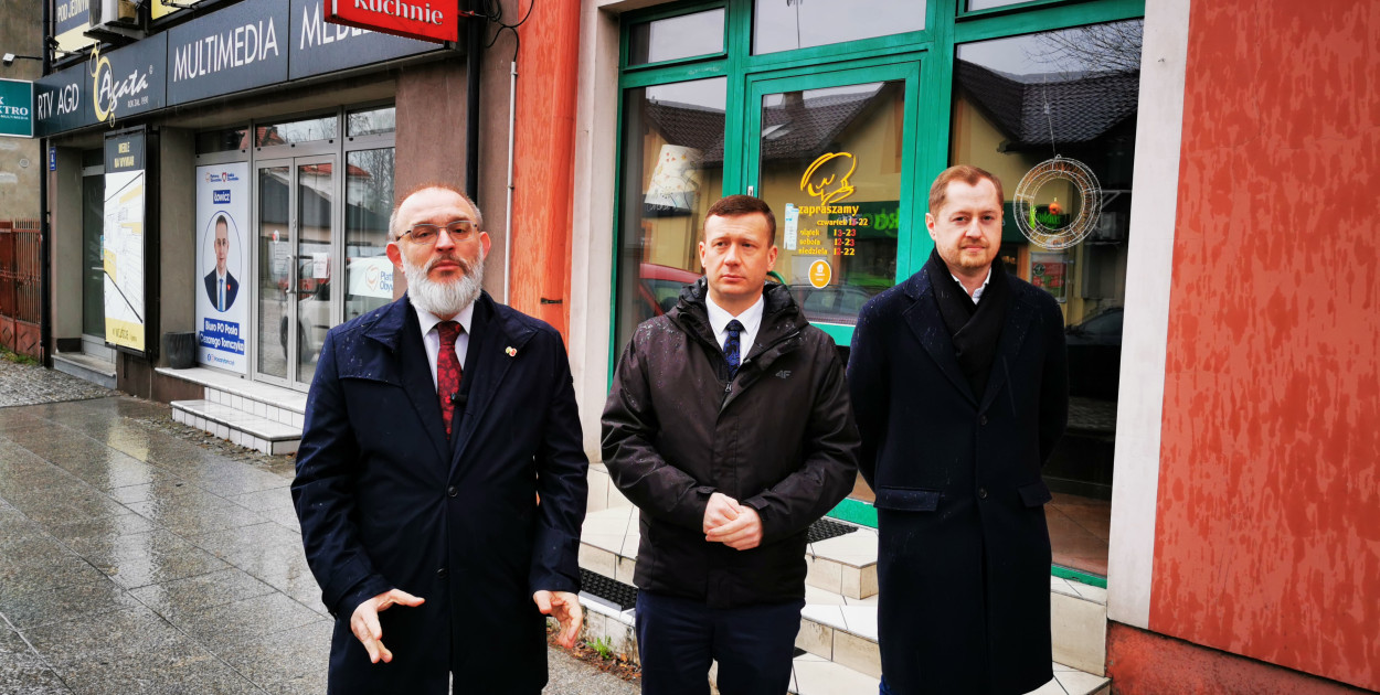 Konferencja PiS pod siedzibą łowickiej PO. foot. TB/NŁ